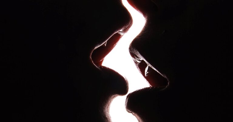Gear-kiss-120657307.jpg