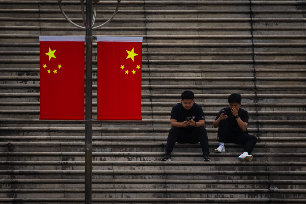 men-sit-stairs-chongqing.jpg